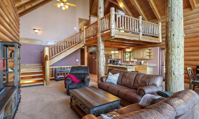 Midway Cabin | Midway Hillside Cabin Getaway | Hot Tub & Games