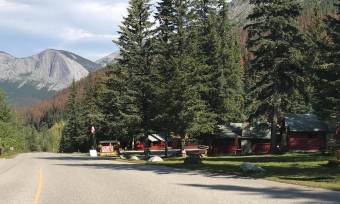 Canadian Rocky Mountain Parks Resort | Miette Hot Springs Bungalows