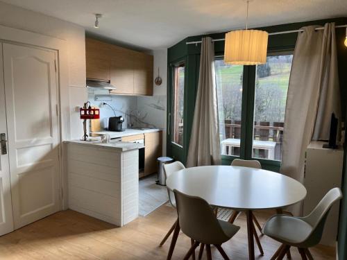Demi-Quartier Apartment | Mignon petit Studio 25m2 avec balcon et Parking face départ pistes !