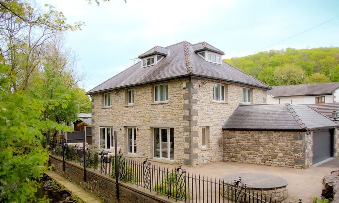 Kendal House | Millbrook Lodge is the perfect holiday retreat for you and your family to enjoy a 5-star luxury s...
