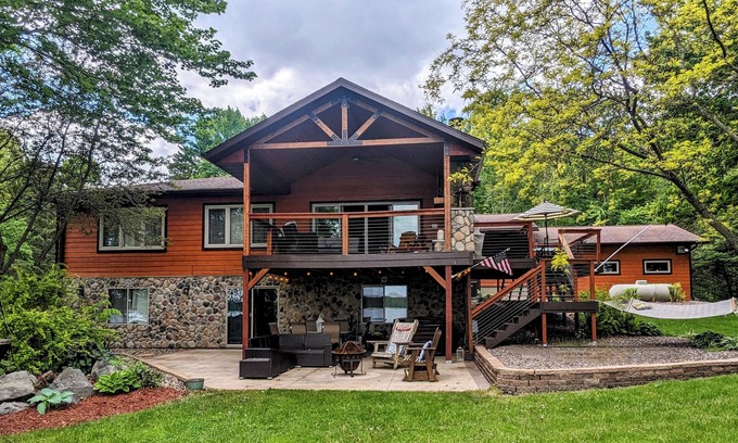 Hannibal House | Miller Dam Lakeview Oasis