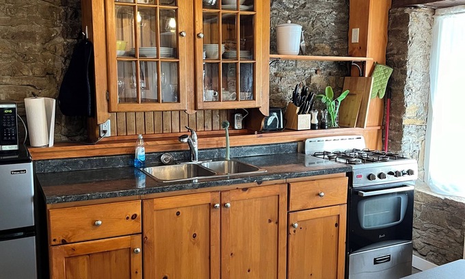 Elora Apartment | Millers Mistress - Millview, 1-bdrm + apt, DownTown Elora with WiFi, & AC
