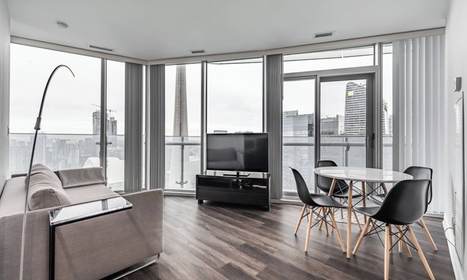 Toronto Entertainment District Apartment | MILLION DOLLARS CN TOWER AND VIEWS - 2 BEDROOM SUITE WITH PARKING AND BALCONY