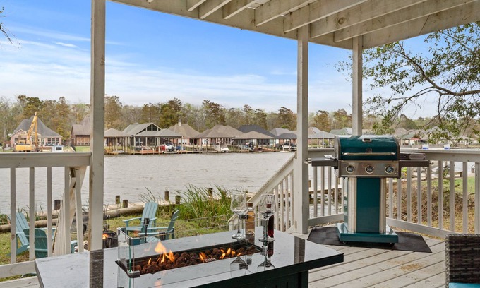 Maurepas House | MILLON DOLLAR VIEWS/HOT TUB/LAKEFRONT