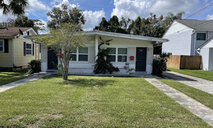 Rowena Gardens House | Mills 50 District/Audobon Park Area 2 Bedroom