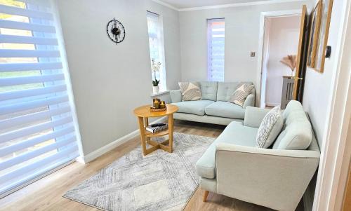 Milton Keynes Apartment | Milton Keynes 3BR Stylish Home, Sleeps 4, Families, Parking