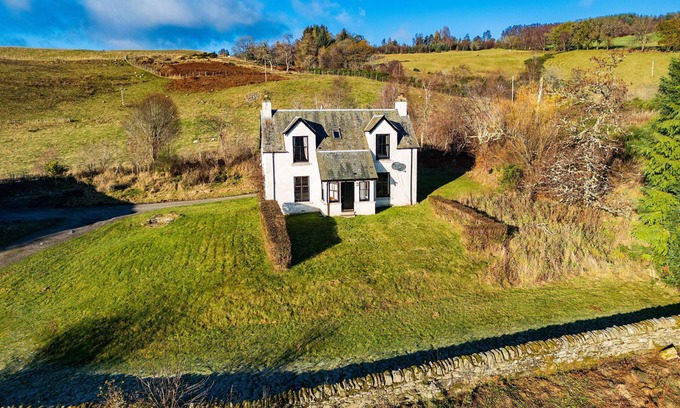 Strathtay Cottage | Milton of Tullypowrie Cottage - a cottage that sleeps 8 guests in 4 bedrooms