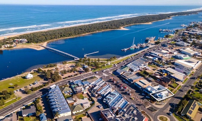 Lakes Entrance Apartment | Mimada Escape: Escape to this cozy property in the heart of Lakes Entrance.