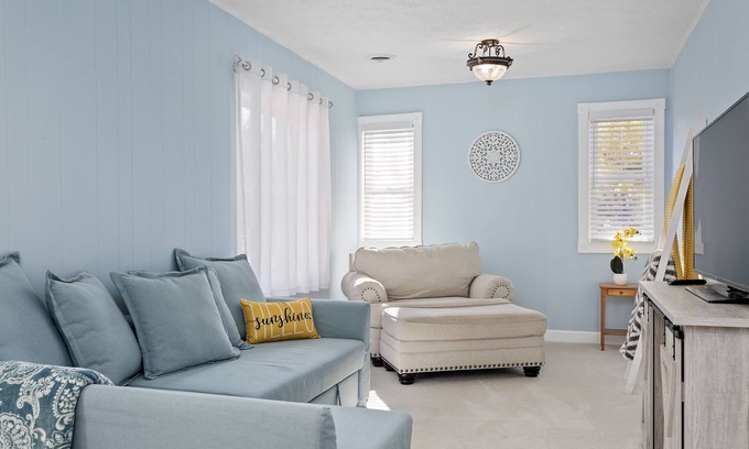 Huron House | Mimi's Cottage, nMinutes away from Sports Force Parks and Cedar Point