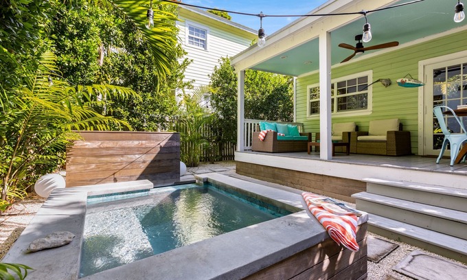 The Meadows House | MIMOSAS ON PINE ~ 3 Bedroom 2.5 Bath Home w/Pool & Great Spring/Summer Deals!