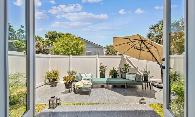 SoHo House | Min Dwntn XXL Private Rooftop Outdoor TVs Kingbed