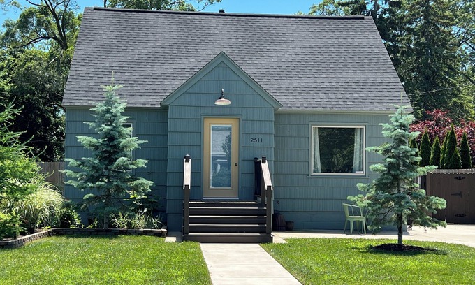 Lakeside House | Miner-Close to Beach, Lk Michigan, Fishing, Biking, Pet, Fenced Yard, EV