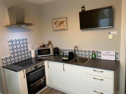 Carrigaline Apartment | Mini-Apt Carrigaline, 2min to town 1 Bed & Sofa Bed Sleeps 4