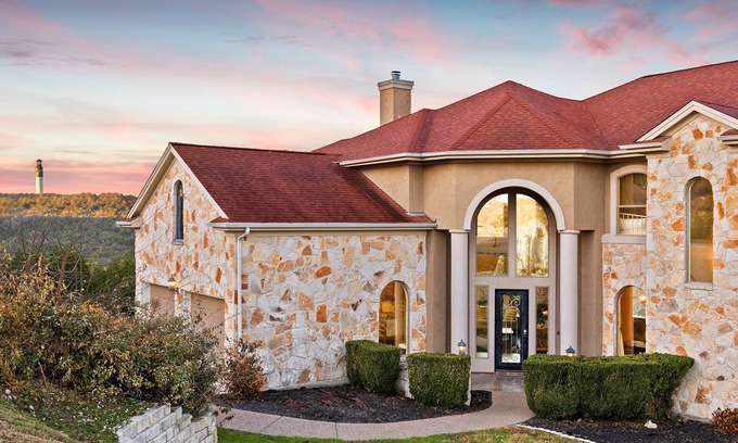 Travis Landing House | Mini Mansion ~ 3 Kings ~ Games + Movie Theater ~ 65” TV ~ Marina 7 mins