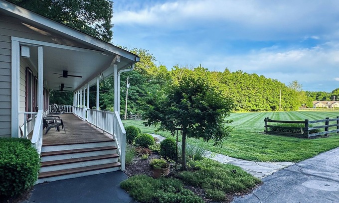 Labadie House | Mini Pointer | Dog Friendly, near Purina Farms, WashMO, Wedding venues