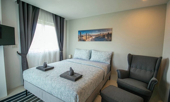 Kram Condo | Mini Studio Queen bed w/armchair, Lake view, Kitchen, AC and Wi-Fi