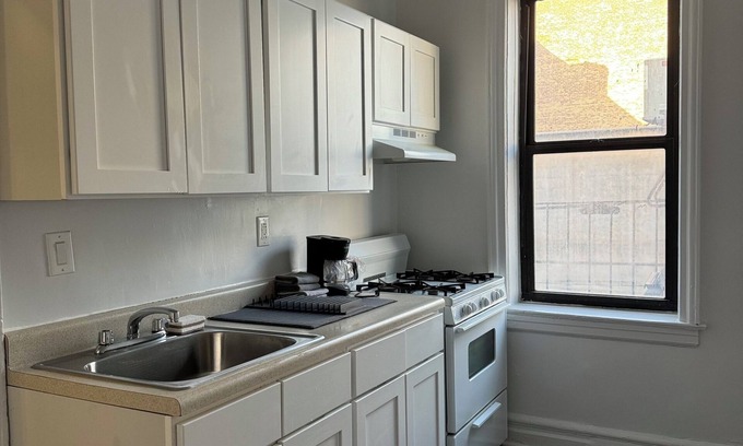 Brooklyn Apartment | Minimalist huge 1 bedroom Brooklyn apartment