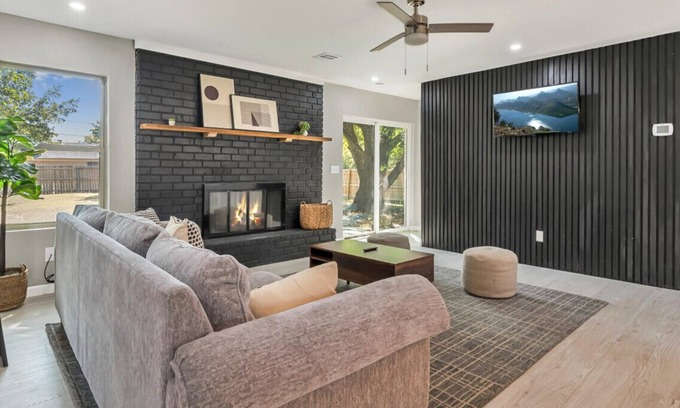 Hewitt House | Minimalist Manor | Large yard | 15 min to Magnolia