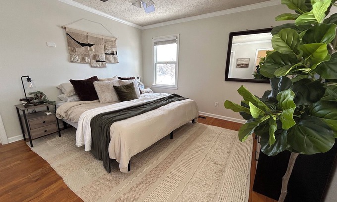 Grandview House | Minimalist Modern Serene Retreat + Apt - sleeps 8