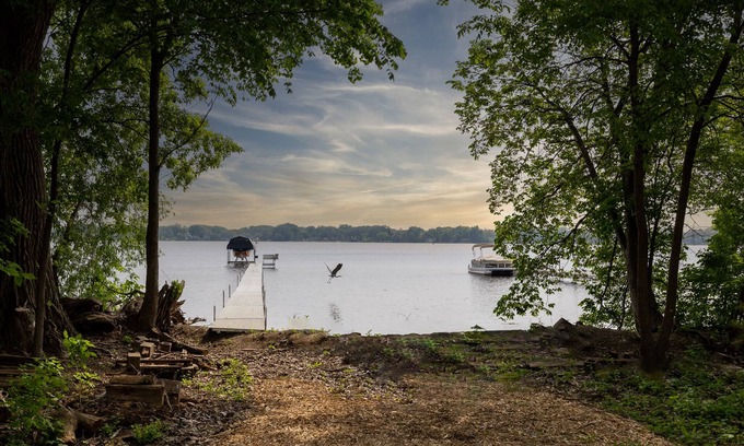 Plymouth House | MINNeSTAY* Cottage on Medicine Lake