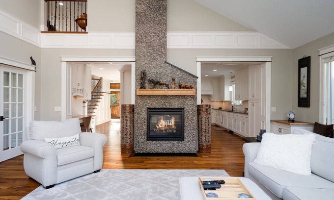 Cedar-Isles-Dean House | MINNeSTAY* Dean Parkway Estate Luxury | Spacious