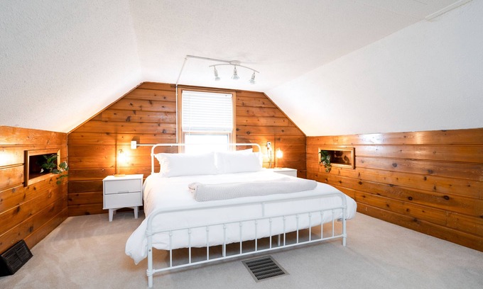 Wenonah House | MINNeSTAY* Lake Nokomis Retreat | Cozy | Modern