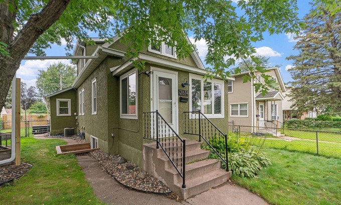 Northeast Minneapolis House | MINNeSTAY* Musee Northeast | Arts District