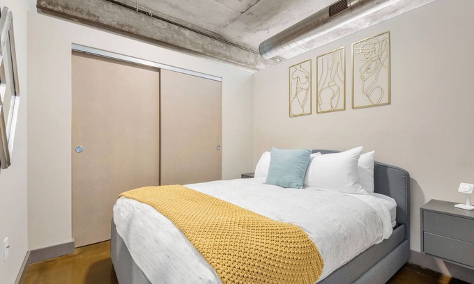 Warehouse District Apartment | MINNeSTAY* Sable 504 | Target Field | North Loop