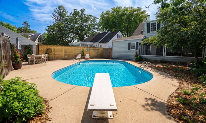 Robbinsdale House | MINNeSTAY* Shoreline Villa | Pool