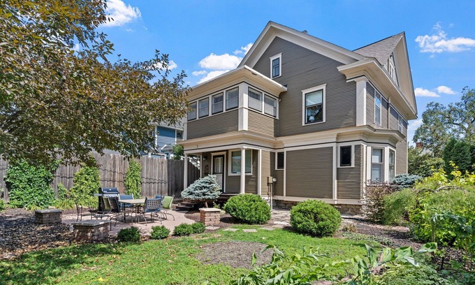 Lowry Hill East House | MINNeSTAY* Stoneway | Historic | Beautiful