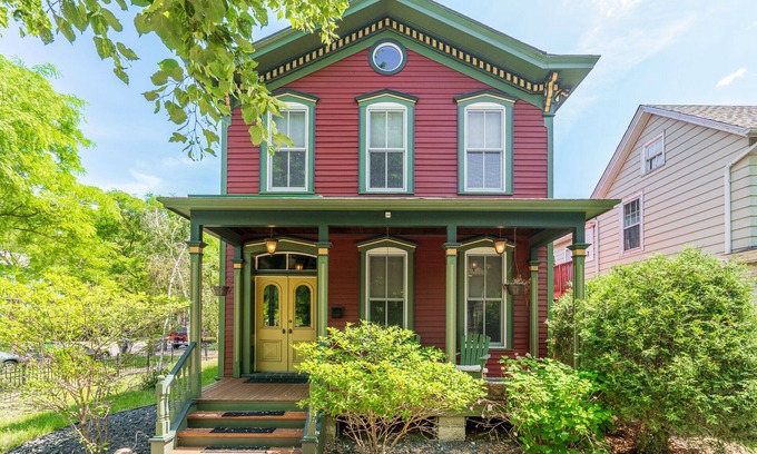 West Seventh House | MINNeSTAY* The Irvine | Xcel Center | Historic | Spacious