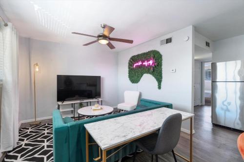 Hyde Park Apartment | Mins 2 Downtown - King Bed - Private Stays