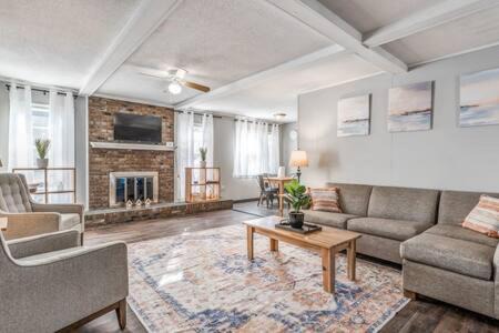 Ellendale House | Mins from Parks Hiking & Dining- Brick Bungalow