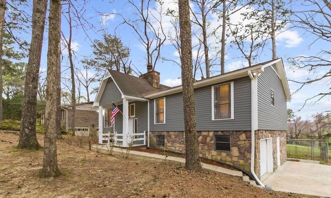 Crestline Heights House | Mins to Airport-Pool- Lake View-Newly Renovated!