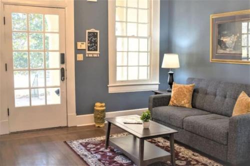 Montgomery House | Mins to ASU & Downtown- Foxy on Felder