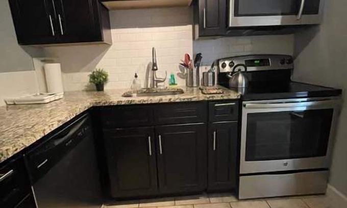 DeBaliviere Place Apartment | Mins to BJ Hospital, WashU, Forest Park 2BR WD