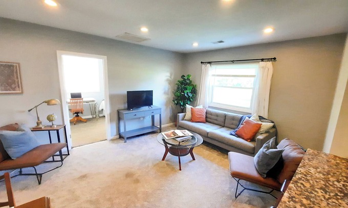 Davison House | Mins to Creekside Acres Event Barn, Cozy 3 bedrooms in the country