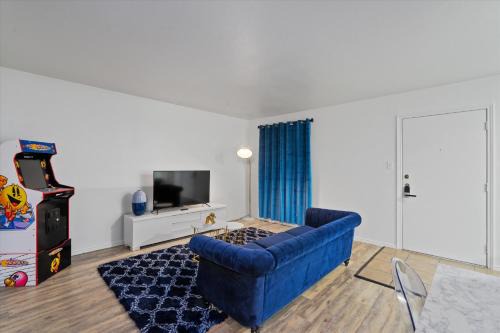 West Campus Apartment | Mins to Downtown Luxury 2BR & Arcade