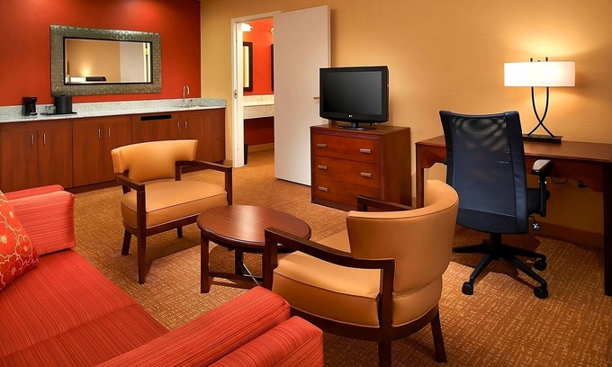 West Dundee Resort | Minutes Away from Elgin History Museum! 2 Relaxing Units, Pool, FREE Parking!