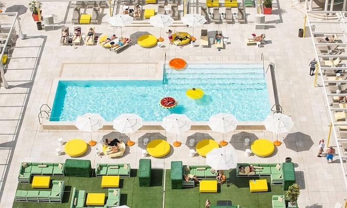 Downtown Las Vegas Hotel | Minutes Away from The Neon Museum! FREE Parking, Rooftop Pool, Onsite Casino