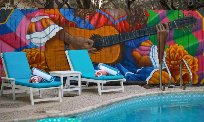 North San Antonio - SAT House | Minutes from airport, hot tub, pool, mini golf, game room
