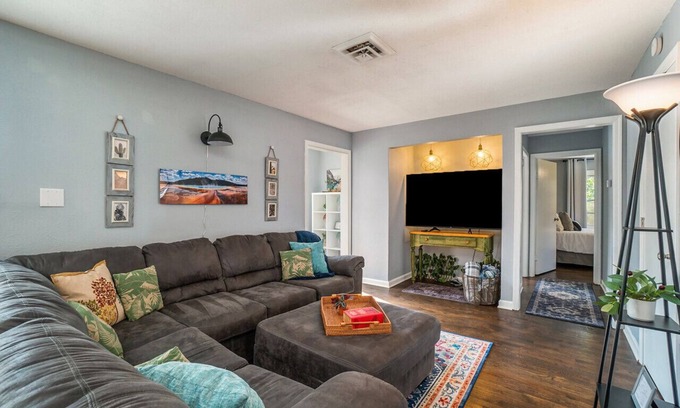 Independence House | Minutes from Arrowhead Stadium!