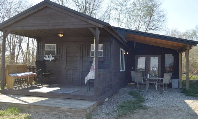 Westford Cabin | Minutes from Pymatuning, Cabin by the Pond