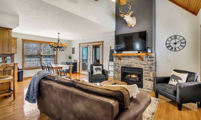 Reeds Spring Cabin | Minutes from SDC! Pools! Scenic Wooded Views! Lake!