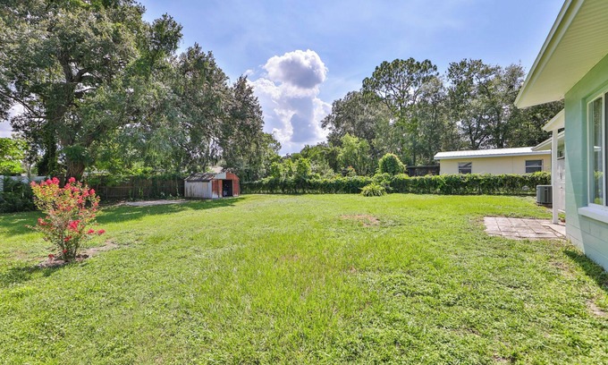 Bearss Plaza House | Minutes from Tampa Bay's Notable Places!