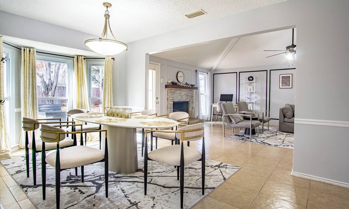 Allen House | Minutes to Convention center, family retreat, Pet-Friendly! King bed