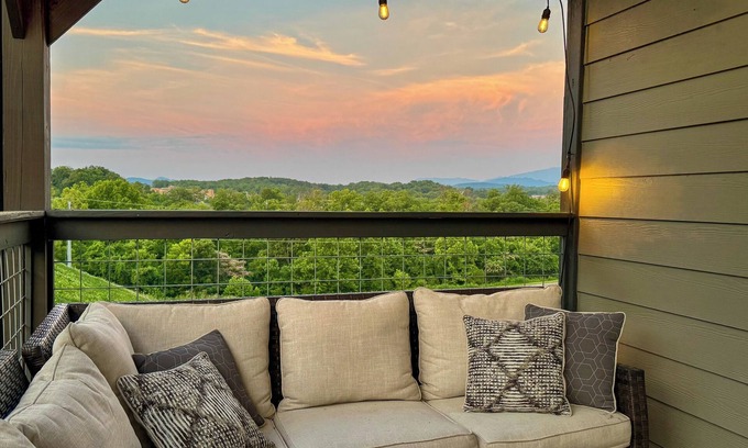 Sevierville Cabin | Minutes to Dollywood! Hot Tub, Game Room, Main Floor King Bdrm, Bunkroom!