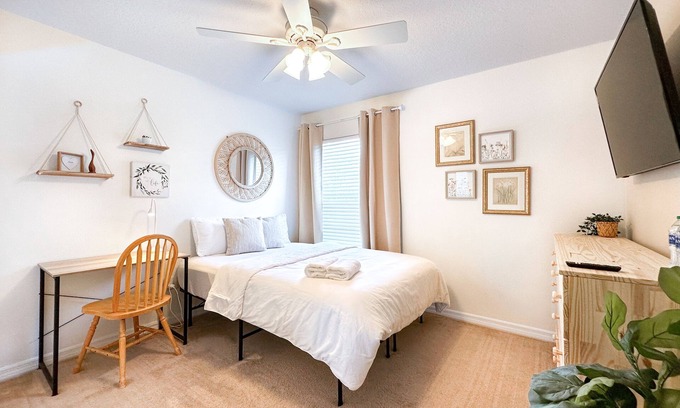 Ruskin House | Minutes to I-75 & HWY-41! Private Room w/WIFI, Queen Bed, Desk & TV