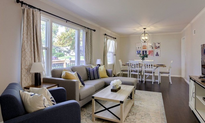 Mission House | Minutes to Kauffman|Pets Ok|Sleeps 8
