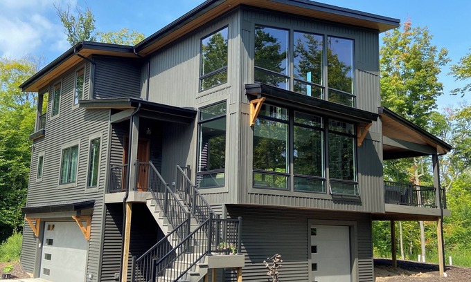 Youngstown House | MINUTES to Niagara Falls, UNIQUE Custom Home, PRIVATE Woodland Retreat, HOT TUB